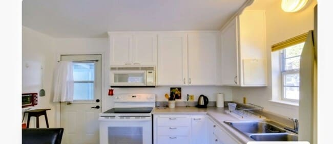 Building Photo - 331 Bonite St