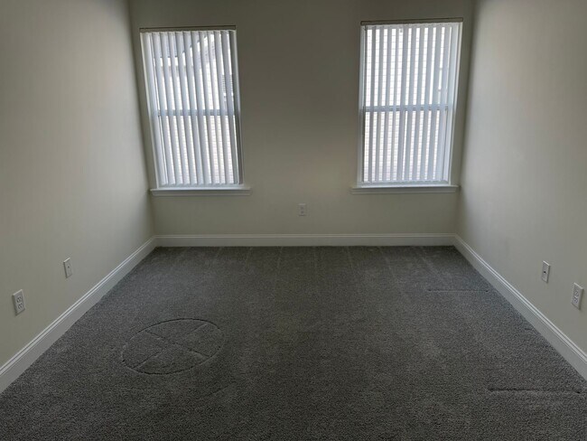 Building Photo - FOR RENT