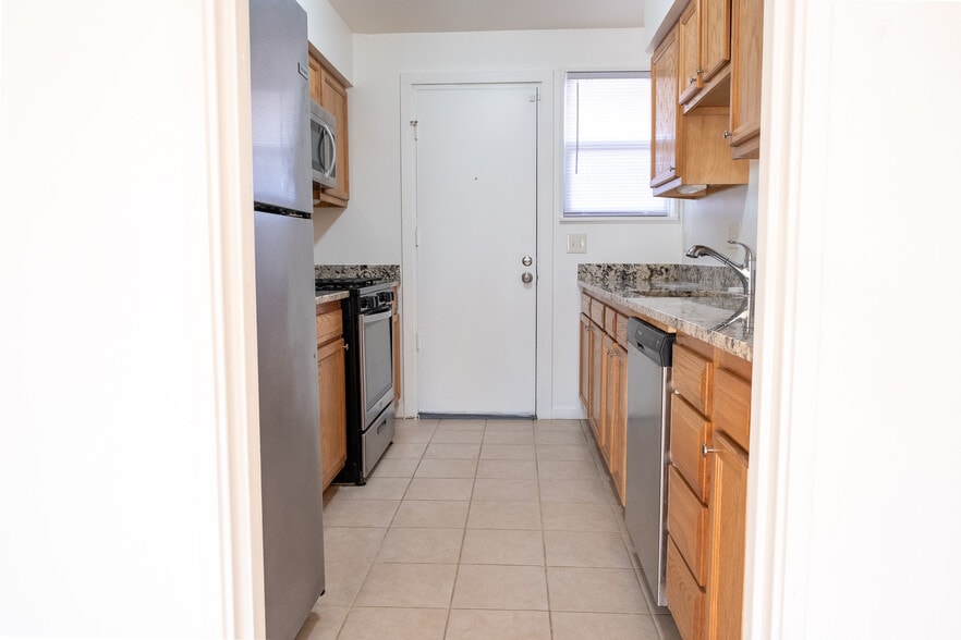 Building Photo - 2027 Barlowe Pl