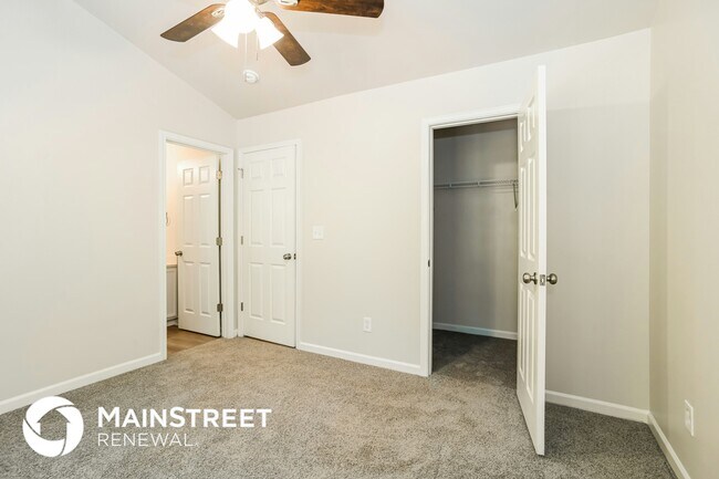 Building Photo - 5945 Hamilton Oaks Dr