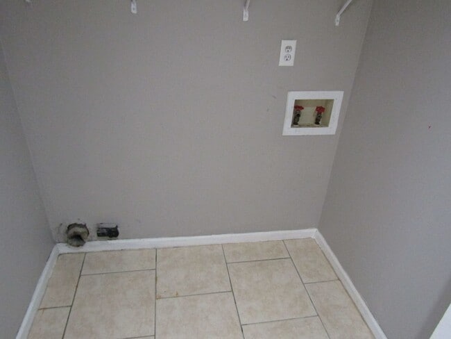 Building Photo - 1100 Pineland Ave