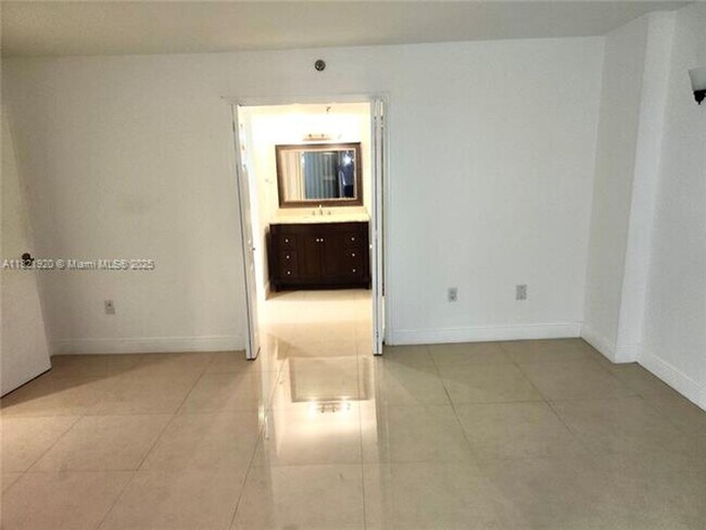 Building Photo - 1621 Collins Ave