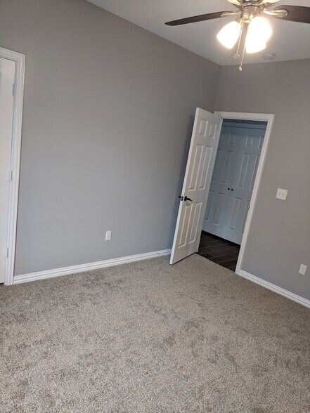 bedroom - 1028 E Houston St