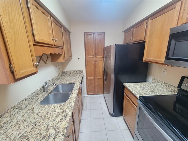 Building Photo - 23212 Plantation Dr NE