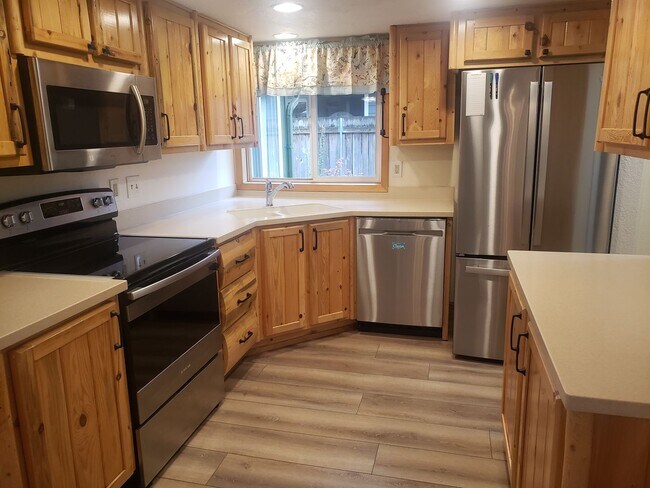 Building Photo - Adorable One-Level House with Huge Backyard in Vancouver!