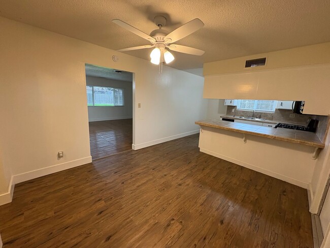 Building Photo - Spacious SE Tulare Home Near Shopping Cent...