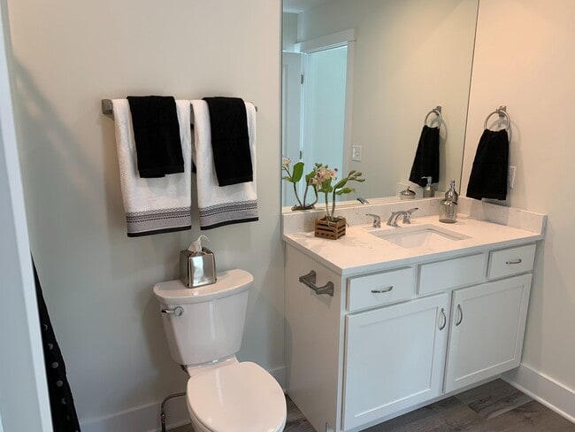 Building Photo - Beautiful 3BR/2.5 Bath Townouse with 2 Car...