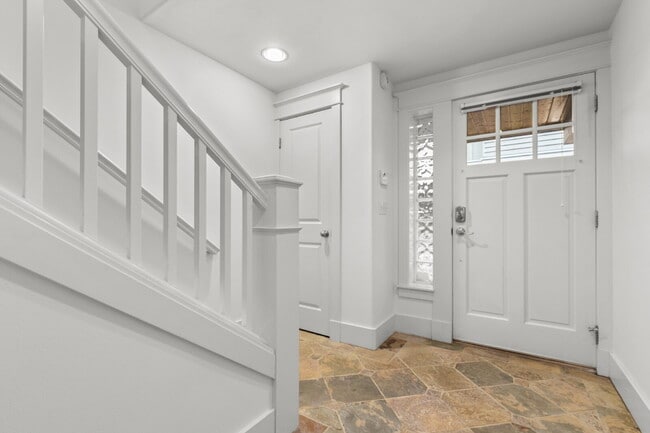 Building Photo - Stunning Capitol Hill Townhome in Prime Seattle Location – 3BR / 3BA Available June 7