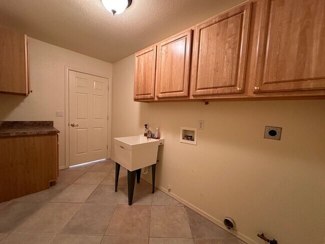 Building Photo - Beautiful 3 Bed / 2 Bath Home Backing to Cerbat Cliffs Golf Course!