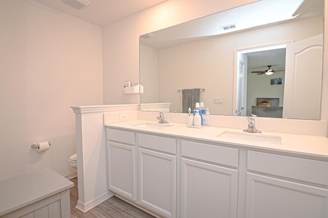 Building Photo - 695 Bay Leaf Dr