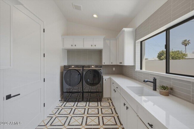 Building Photo - 6050 E Hollyhock St