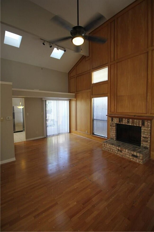 Building Photo - 2 Bedroom, 2 Bath  in Bryan Place