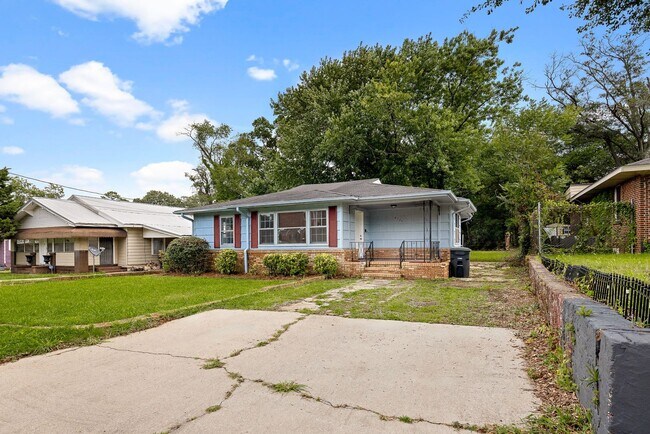 Building Photo - Spacious beautiful 4-bedroom 1 bath home