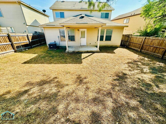 Building Photo - Looking for space, comfort, and convenienc...