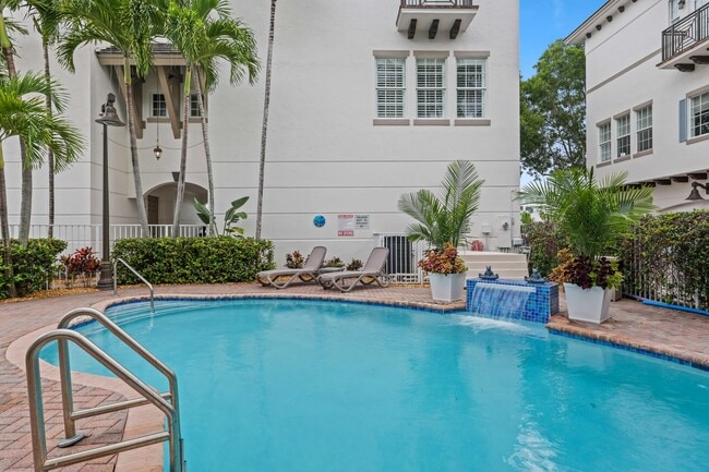 Building Photo - 285 SE 6th Ave