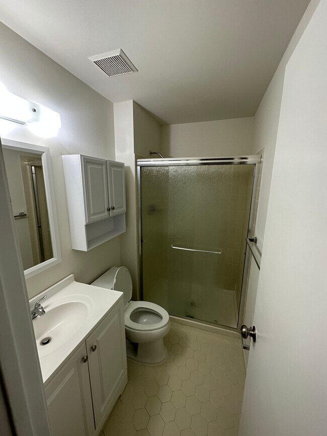 Building Photo - 1002 Valley Glen Rd