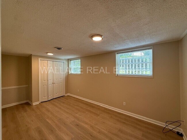 Building Photo - UPDATED 4 BEDROOM IN CRESTWOOD HILLS IN W. KNOXVILLE