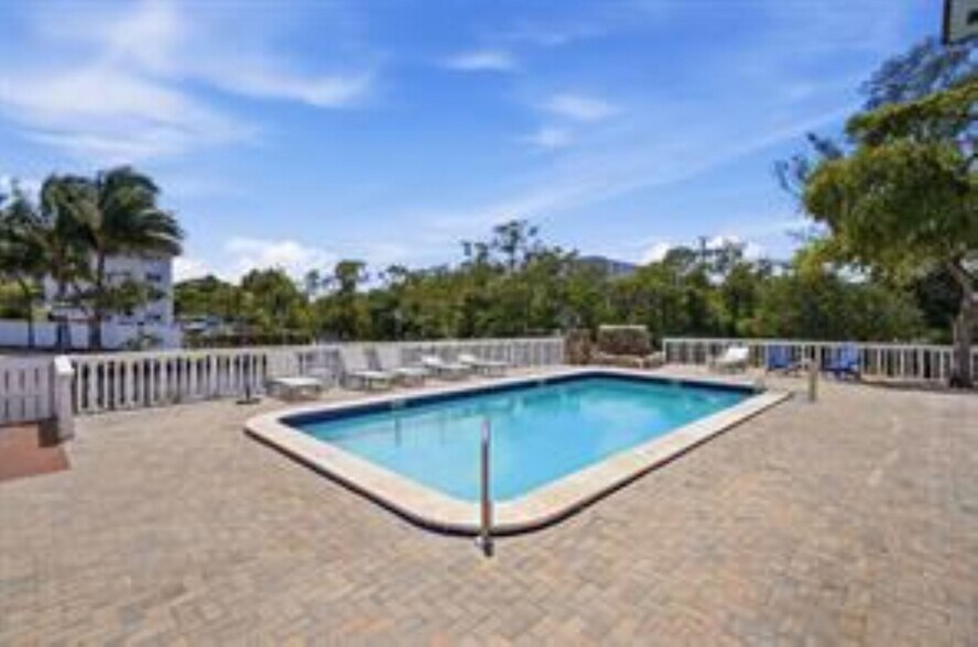 Building Photo - 1400 NE 57th St