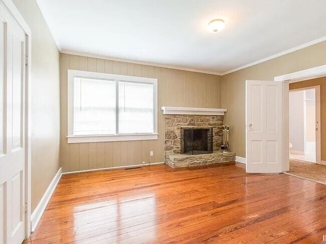 Building Photo - 2 Blocks from Campus - 3BR Move in ready now for August 2026!