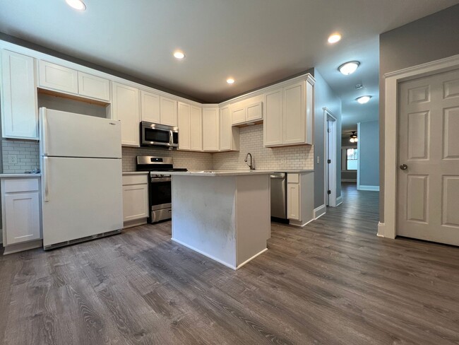 Building Photo - 1441 W 58th St