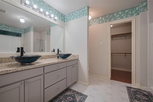 Building Photo - 6607 Bayou Crest Dr