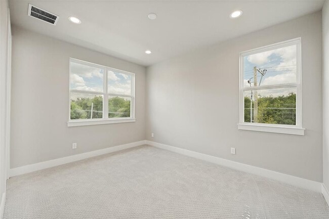 Building Photo - 902 Ramendu Wy