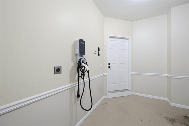 Building Photo - 735 Westwind Ln