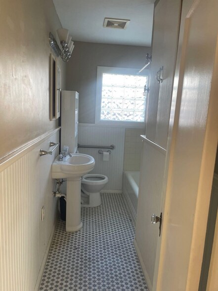 Building Photo - 619 E Stanford St