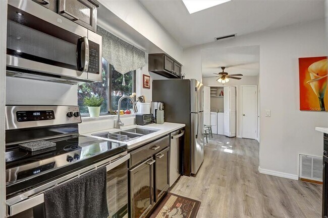 Building Photo - 700 Sunbury Ct