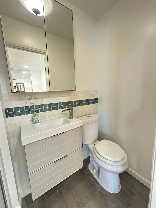 Building Photo - Spacious 3BR/2.5BA updated 2-story townhou...