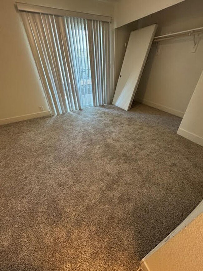 Building Photo - Beautifully Renovated 2 Bedroom Condo - Partially Furnished