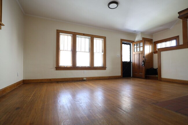 Building Photo - 552 S Terrace Ave