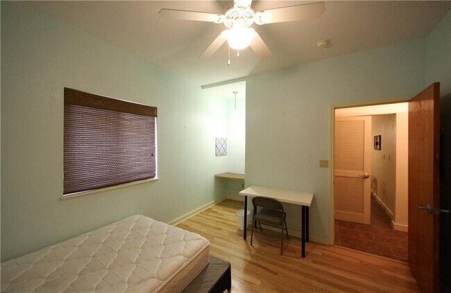 Building Photo - 711 W 26th St