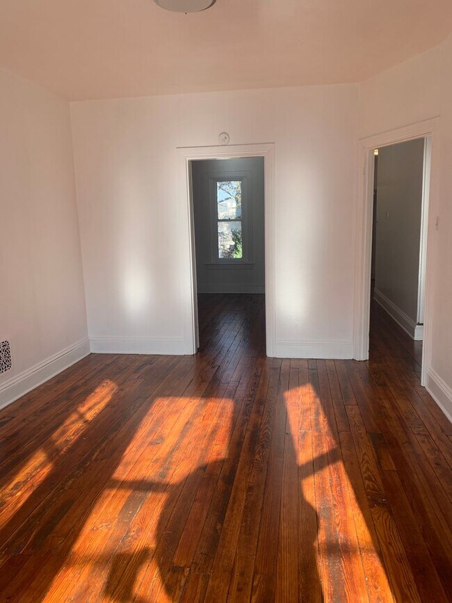 Building Photo - Coming Soon! 3 Bedroom 1 Bath 2nd/3rd Floo...