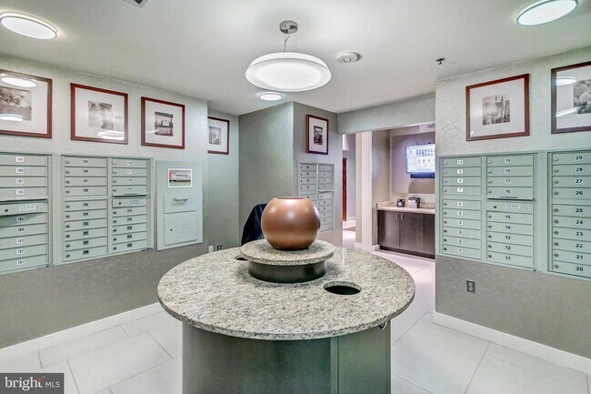 Building Photo - 5750 Bou Ave