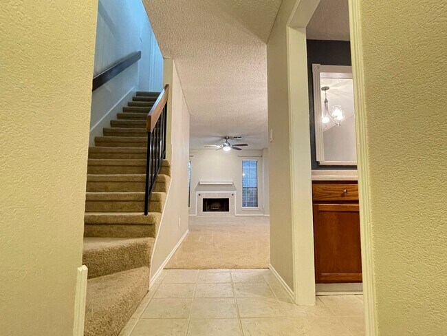 Building Photo - Cozy Townhome Minutes to the Chisholm Trai...
