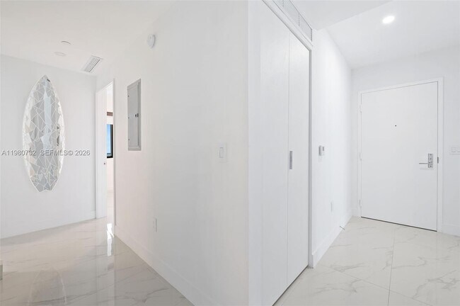 Building Photo - 700 NE 24th St