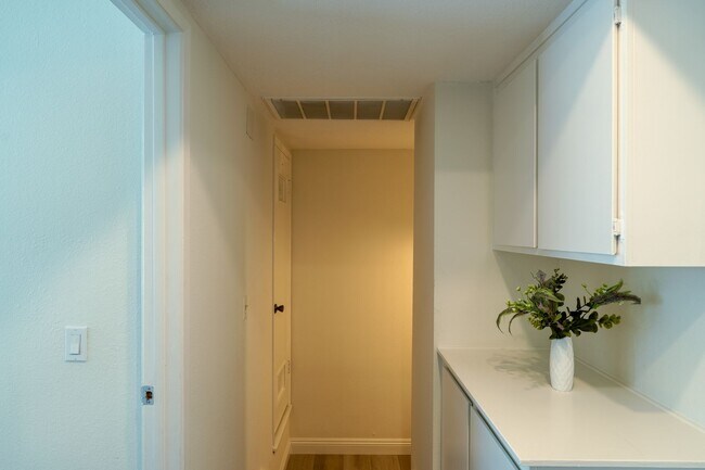 Building Photo - 2600 Huntington Dr