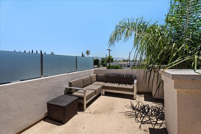Building Photo - Spacious Tri-Level Townhome in Valley Village