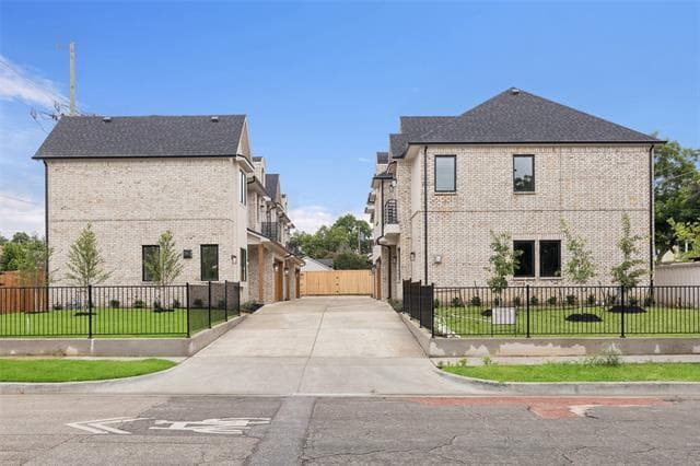 Building Photo - 1000 W 10th St