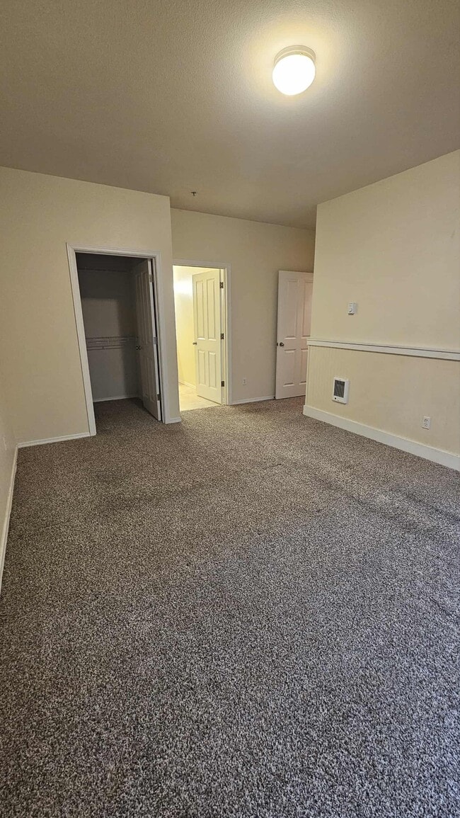 Building Photo - 2127 Hammond Ave