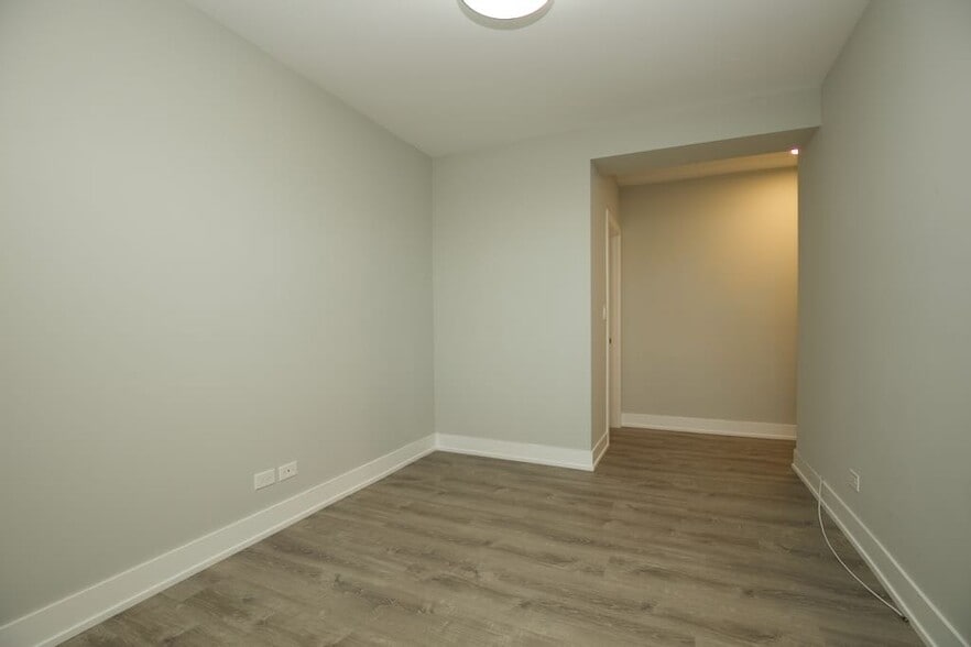 Building Photo - 545 W Belmont Ave