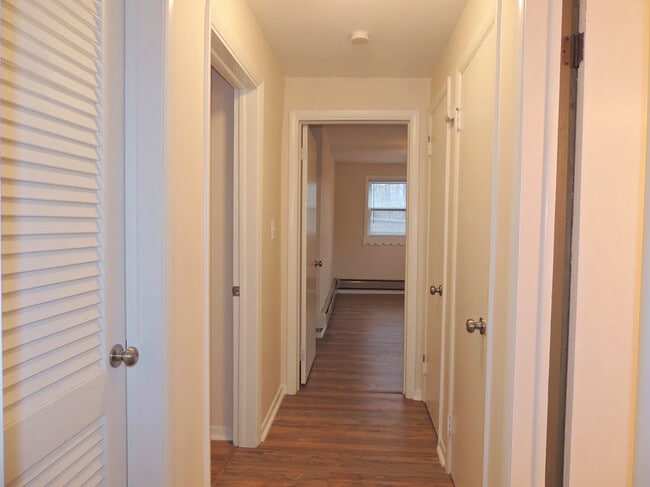 Building Photo - Extraordinary 4 Bedroom 2 Full Bathroom Co...