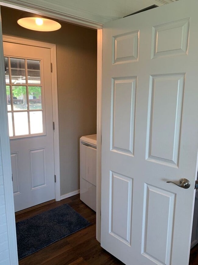 Building Photo - This super cute home features a beautiful ...