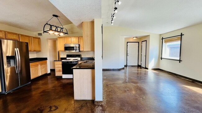 Building Photo - 5600 Mesa Ridge Rd NW