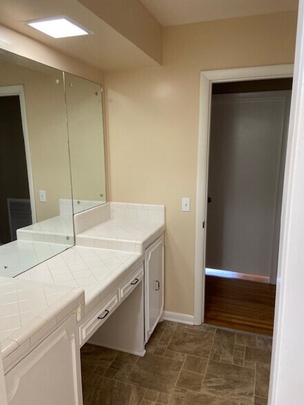 Building Photo - 164 New Shackle Island Rd