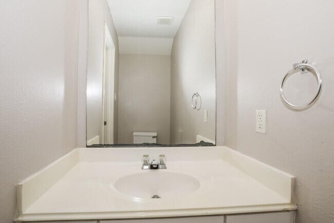 Building Photo - 2202 Tomlinson Trail Dr