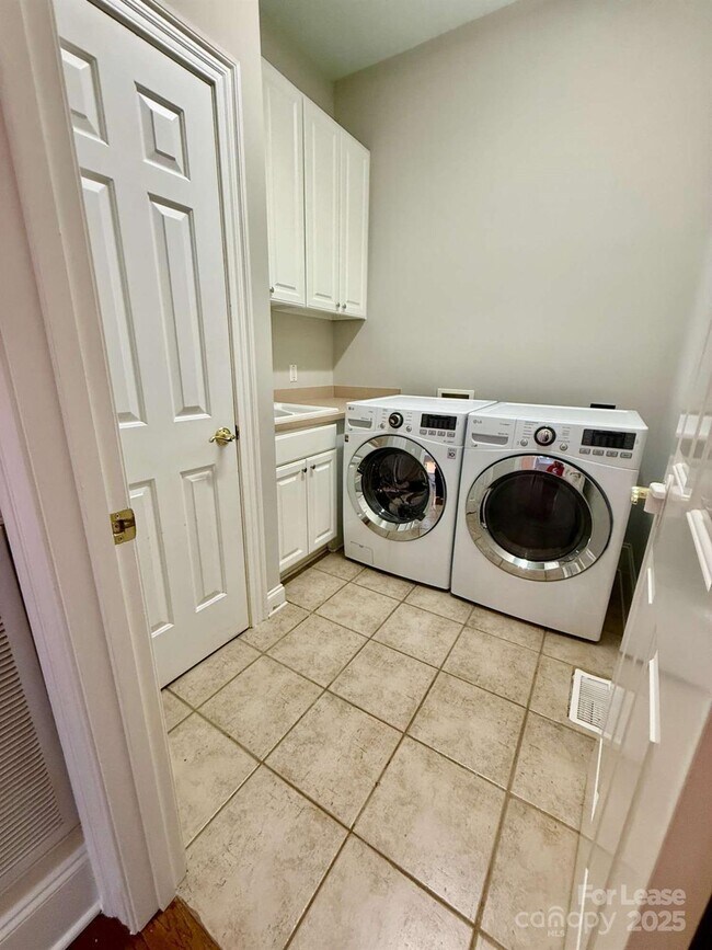 Building Photo - 1806 Asbury Hall Ct