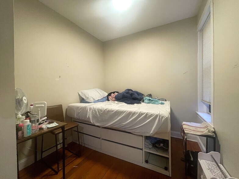 Building Photo - 1914 Beacon St