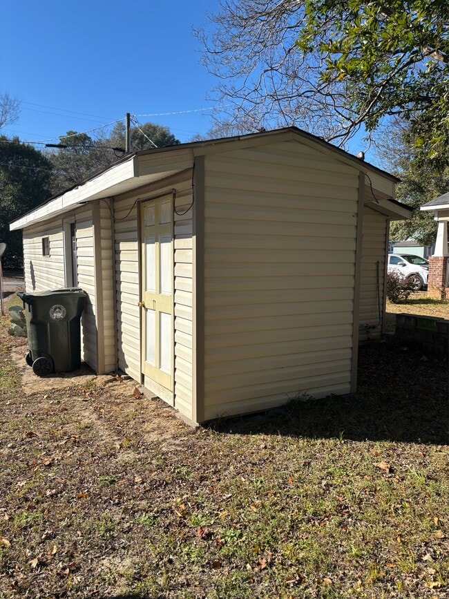 Building Photo - 206 Grady St